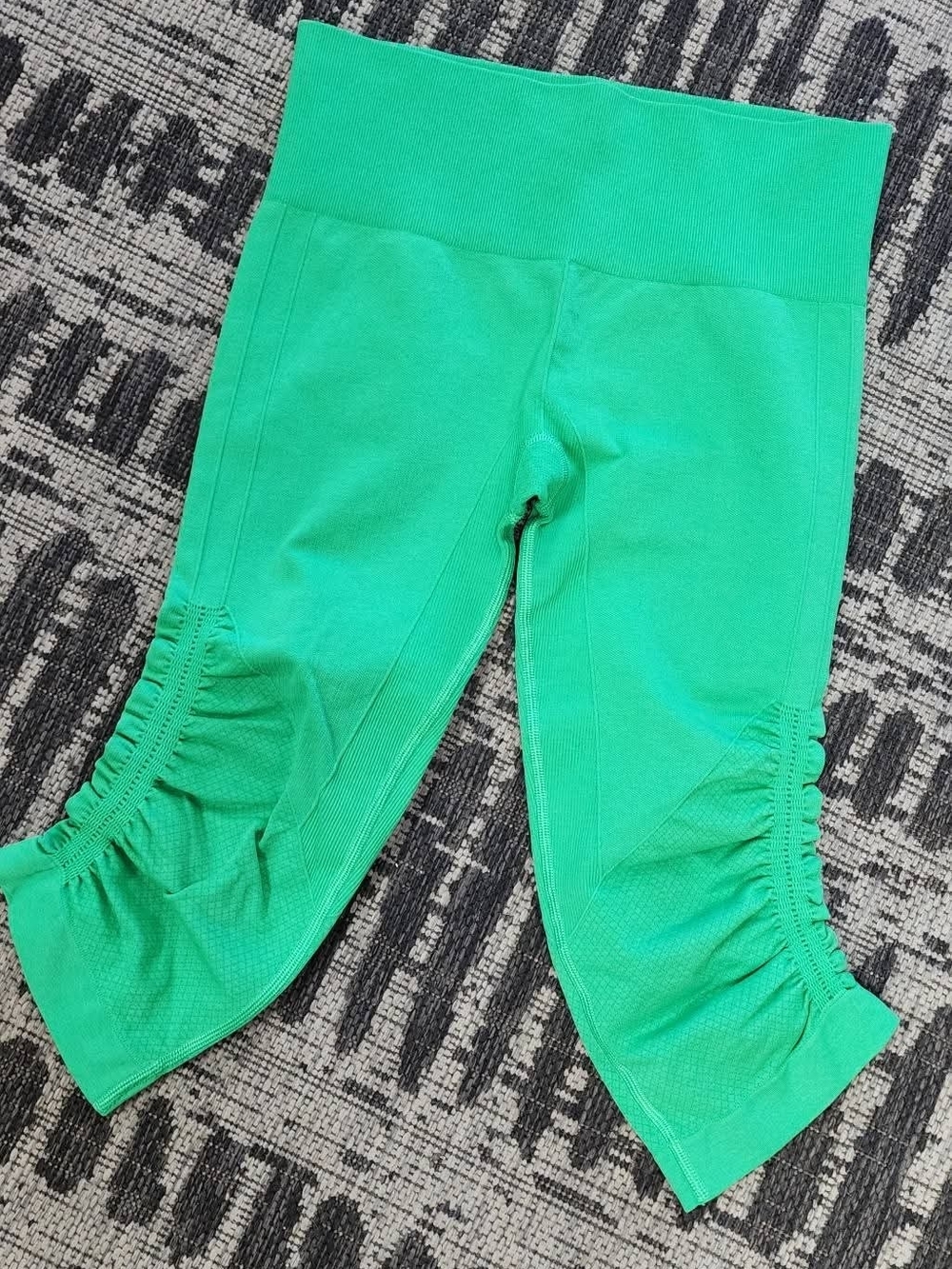 Lululemon Green Cropped Leggings Ruched Hem High Rise Seamless Sz 6